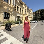 La viceportavoz de Vox, Yolanda Gómez, en la calle Roma, cortada al tráfico para que aparquen los coches oficiales.