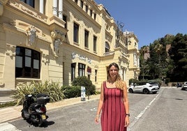 La viceportavoz de Vox, Yolanda Gómez, en la calle Roma, cortada al tráfico para que aparquen los coches oficiales.