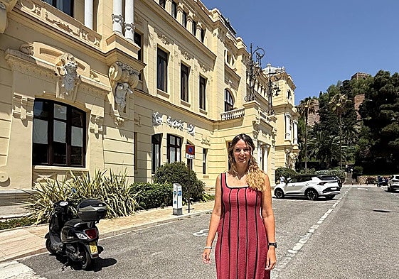 La viceportavoz de Vox, Yolanda Gómez, en la calle Roma, cortada al tráfico para que aparquen los coches oficiales.