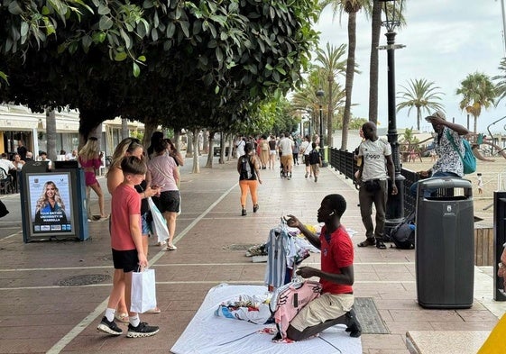 Manteros trabajando en el paseo marítimo de Marbella este mismo verano.
