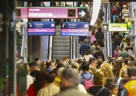 Estación del metro de Málaga en un momento de máxima afluencia de viajeros.