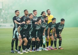 El once del Betis hace unos días en La Línea, en el polémico duelo ante el Como.