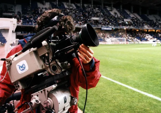 Un operario de TVG en Riazor.