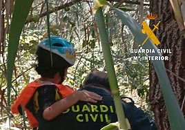 Rescatados un padre y sus dos hijos cuando realizaban piragüismo en el Río Genil