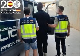 Momento de la detención del hombre que huyó sin pagar de un hotel en Ibiza.
