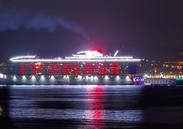 El crucero 'Brilliant Lady', con el mensaje dedicado a Málaga.