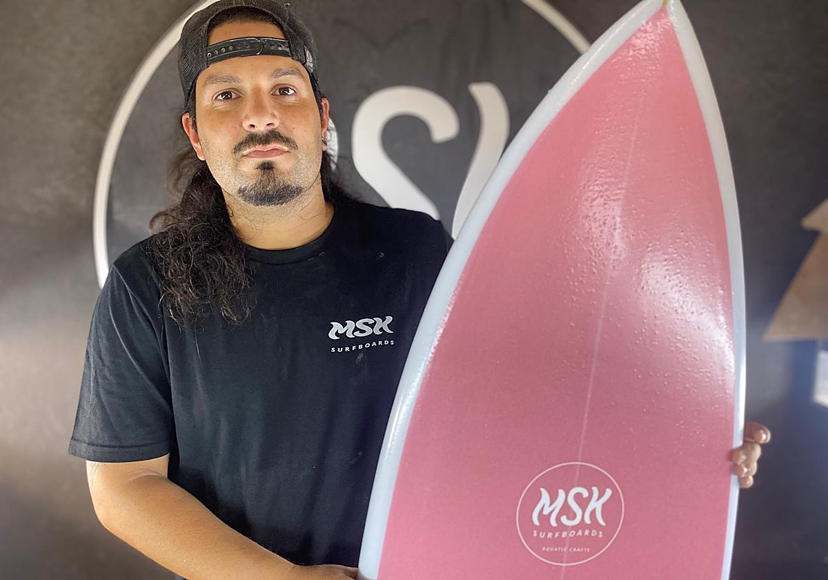 Henoc Escalona posa con una de sus tablas.