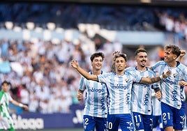 Larrubia, protagonista del partido, celebra el 1-0 rodeado de compañeros.