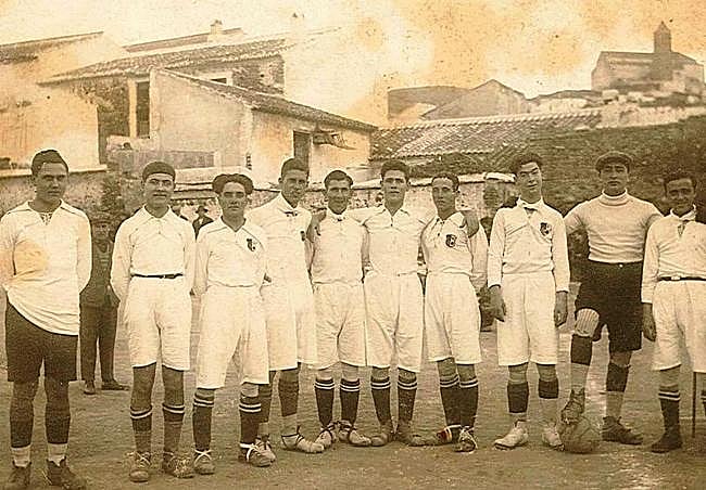 Anita Carmona –vestida de hombre, la quinta por la izquierda- en el Vélez Club de Fútbol