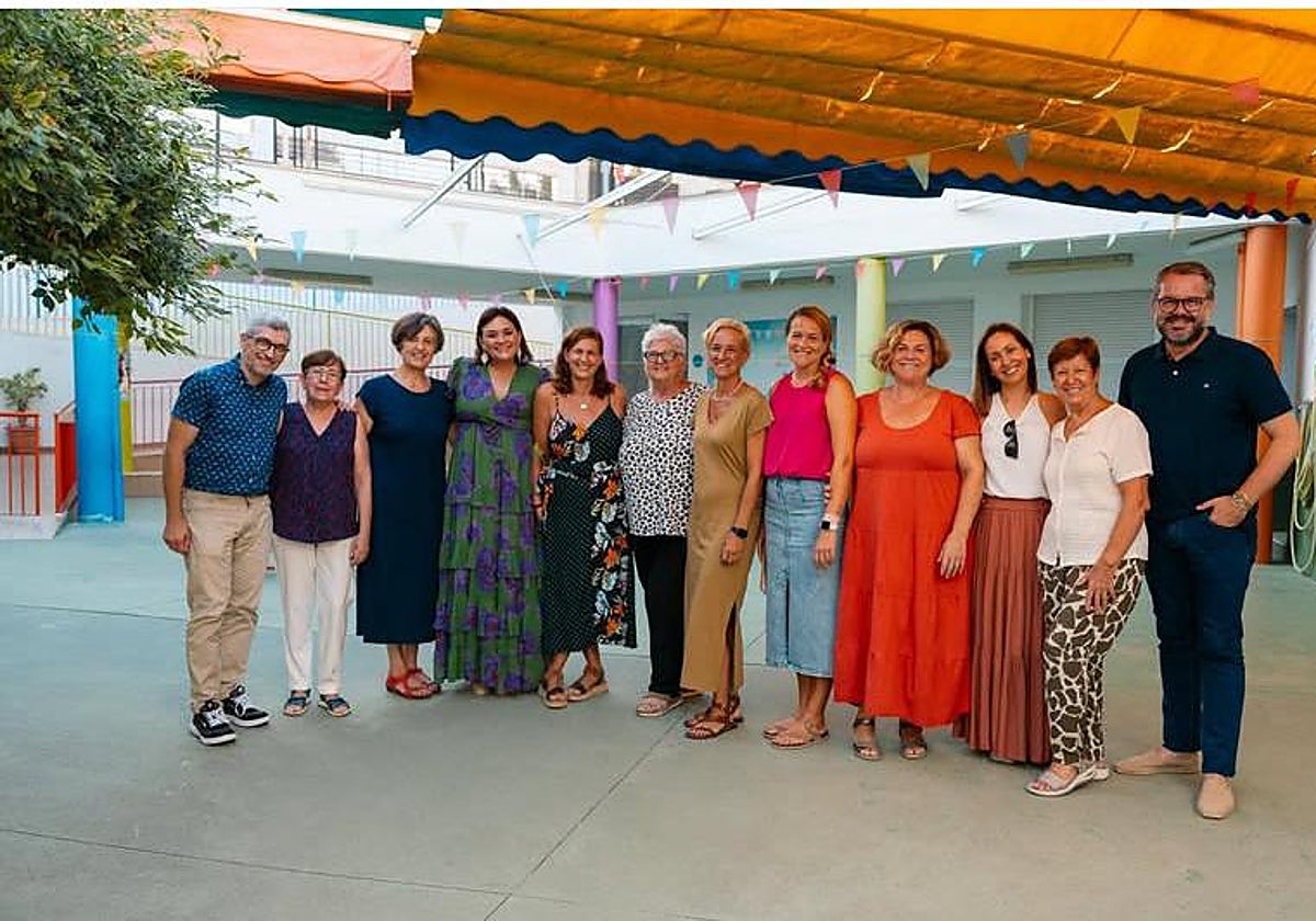 Personal del centro, con la alcaldesa y concejales.