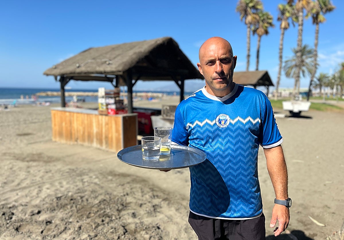 Jesule posa para SUR con la camiseta de El Palo y una bandeja en el Chiringuito Gabi.