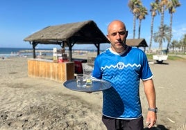 Jesule posa para SUR con la camiseta de El Palo y una bandeja en el Chiringuito Gabi.