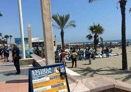 Actuación de la Policía Local de Benalmádena contra la venta ambulante ilegal en una imagen de archivo.