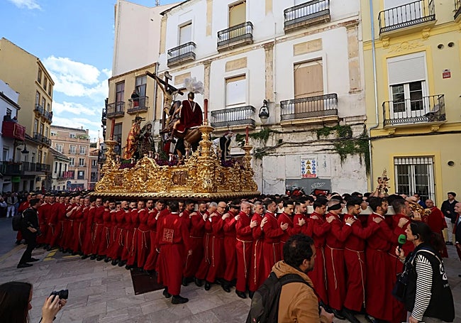 El trono actual del Cristo de la Sangre es obra de Rafael Ruiz Liébana.