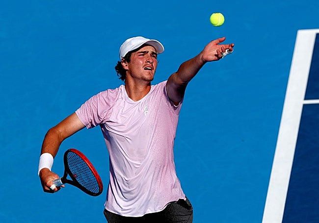 Joao Fonseca se lanza la bola en un saque.