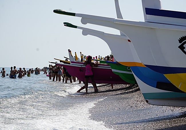 Las jábegas, dispuestas en la orilla en Torre del Mar.