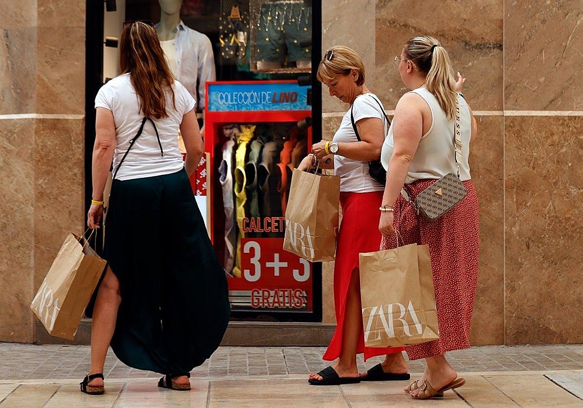 Las rebajas aún continúan hasta final de verano.