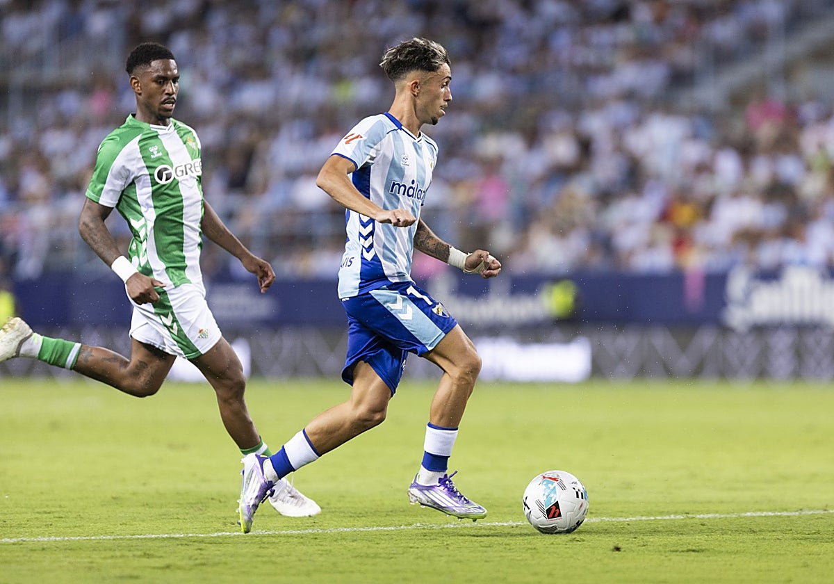 Larrubia, en la acción del 2-0, al dejar atrás a Júnior.