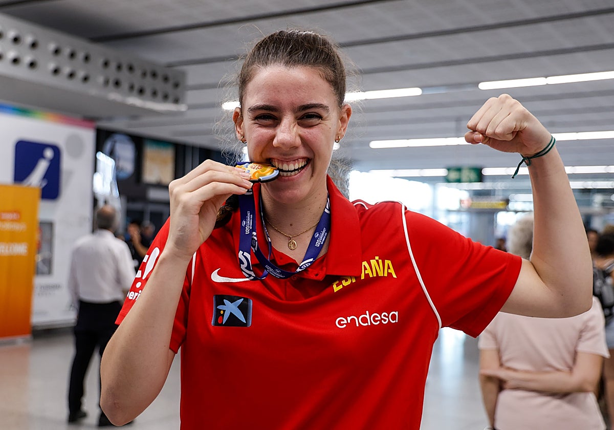 Carla, posando para SUR en su llegada al aeropuerto, este lunes.
