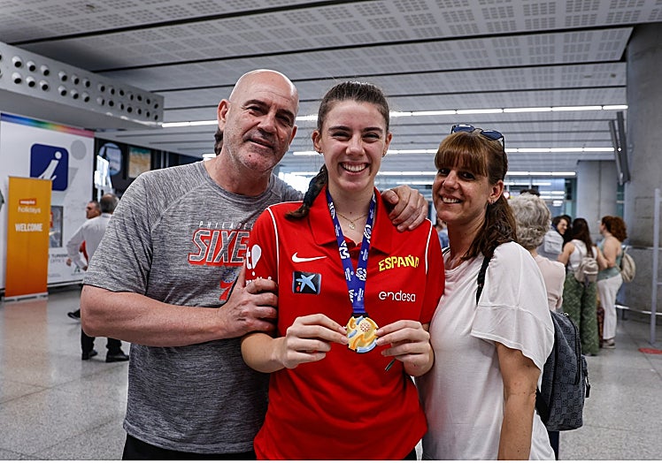 Carla y sus padres, Daniel y Silvia.