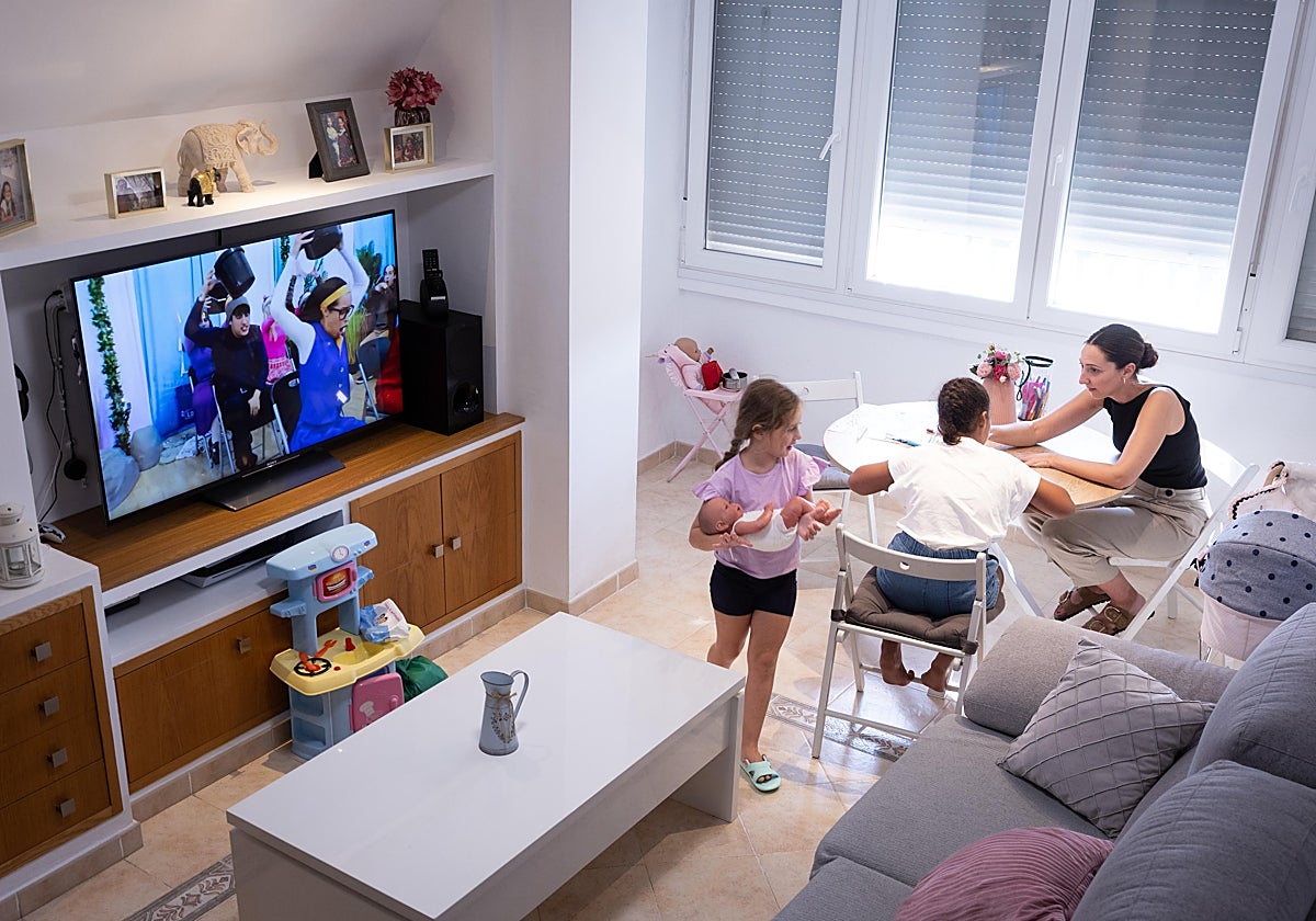 Melca, de espaldas, en uno de los ratos de juego junto a Alba y Ana, madre e hija de una de las familias acogedoras de niños saharauis de Amaps.