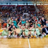 El Betis Baloncesto, celebrando su ascenso.