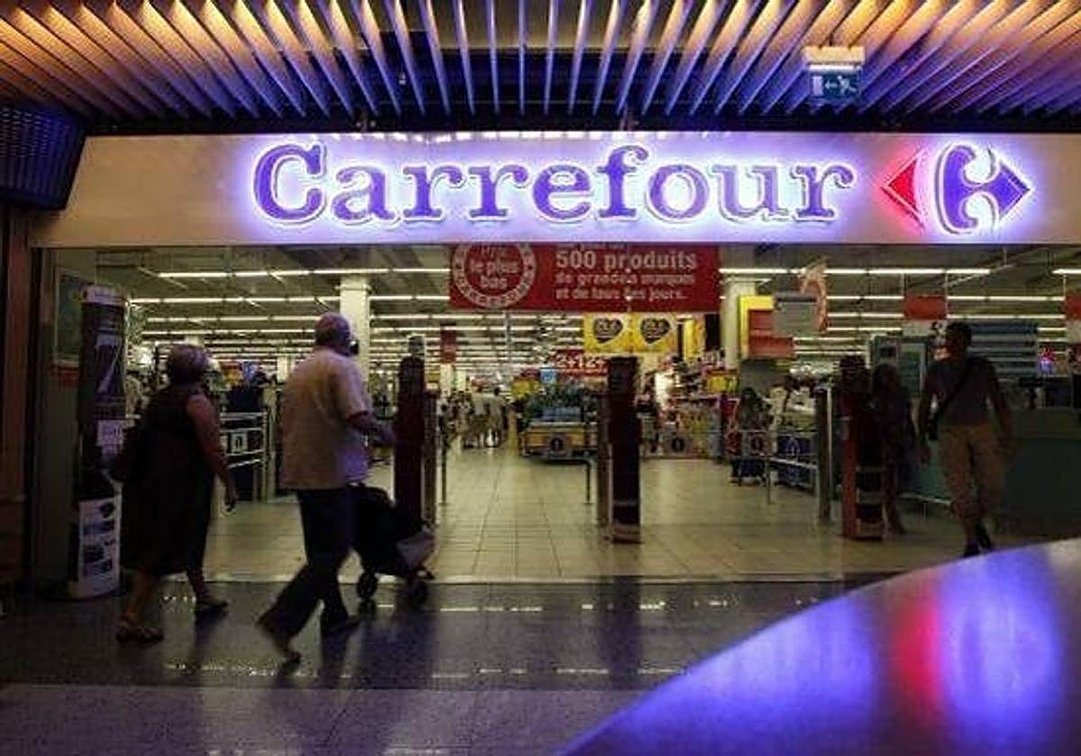 Despiden a un trabajador de Carrefour por invitar a dulces por su cumpleaños: ahora deben readmitirle o pagarle 105.000 euros