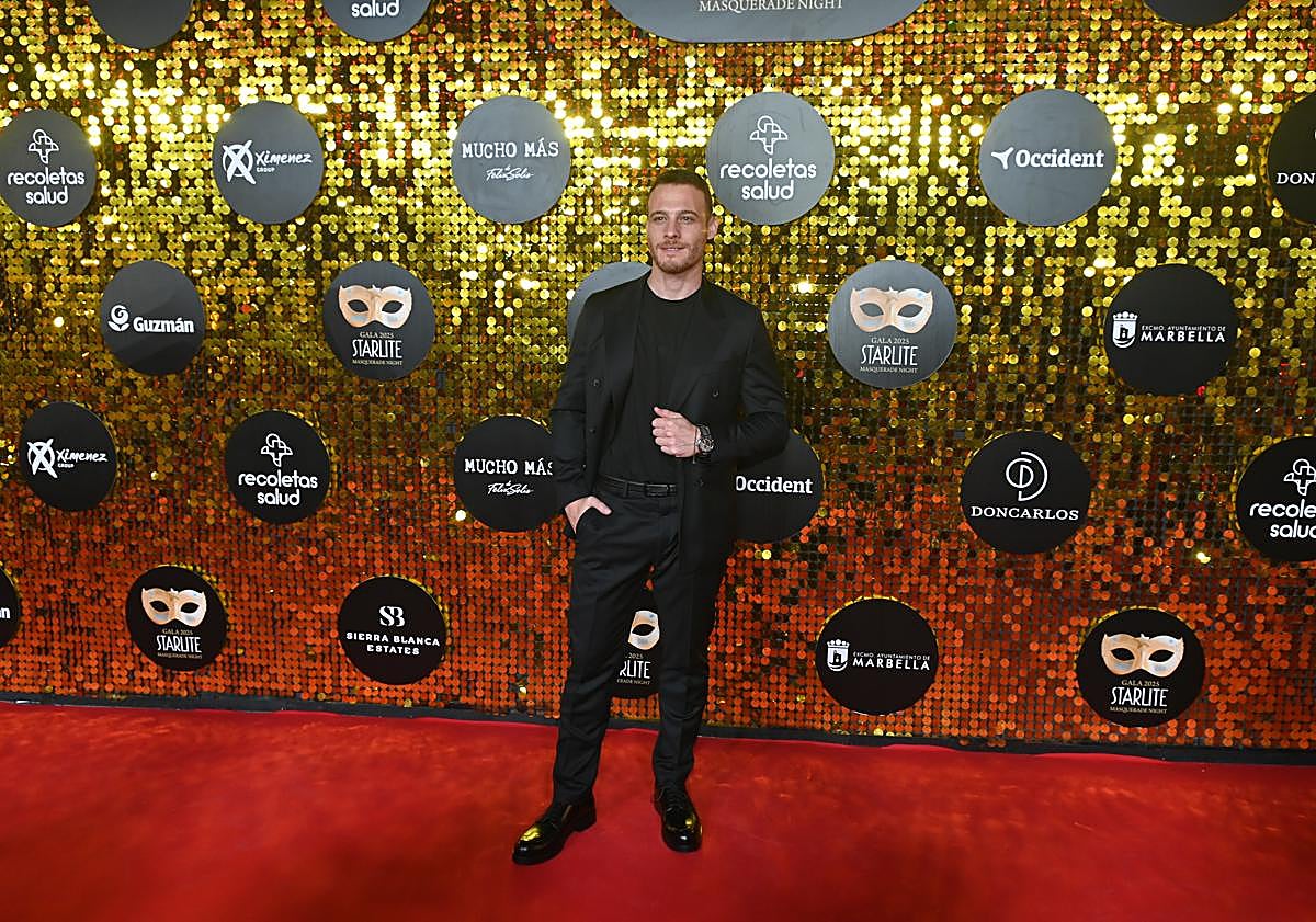 Imagen principal - El actor turco Kerem Bürsin asistió a la gala y fue uno de los premiados. Cayetana Guillén Cuervo presentó la gala junto a Valeria Mazza. La actriz Paula Echeverría repitió un año más en la alfombra roja de Starlite