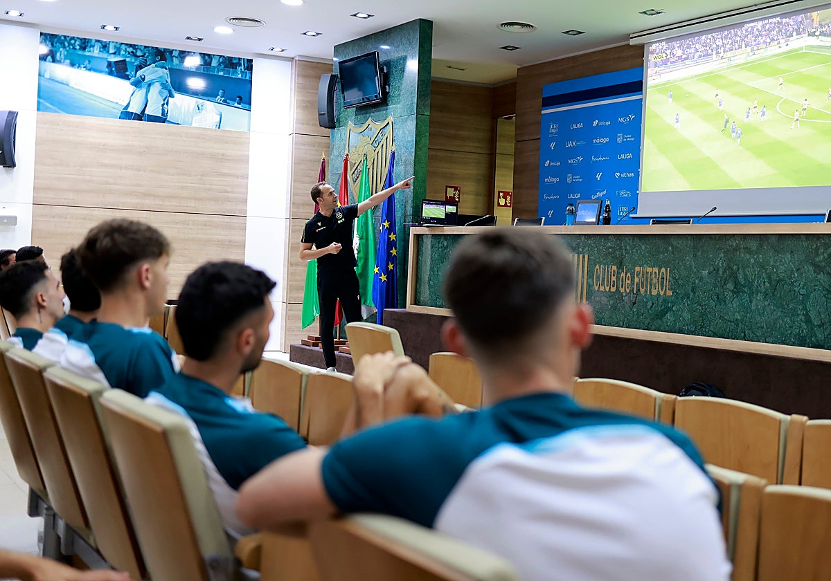 Mario Melero López, durante la charla de este lunes a la plantilla y cuerpo técnico del Málaga.