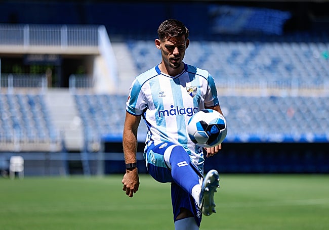 Montero toca el balón en el césped de La Rosaleda tras su presentación.