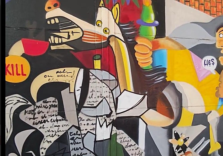 Imagen de parte de otro de los murales de la caseta, que es un guiño al Guernica, de Pablo Picasso.