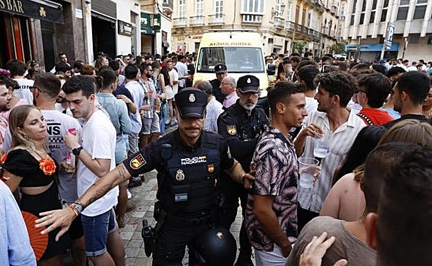 Imagen de archivo de agentes de policía en la feria del Centro