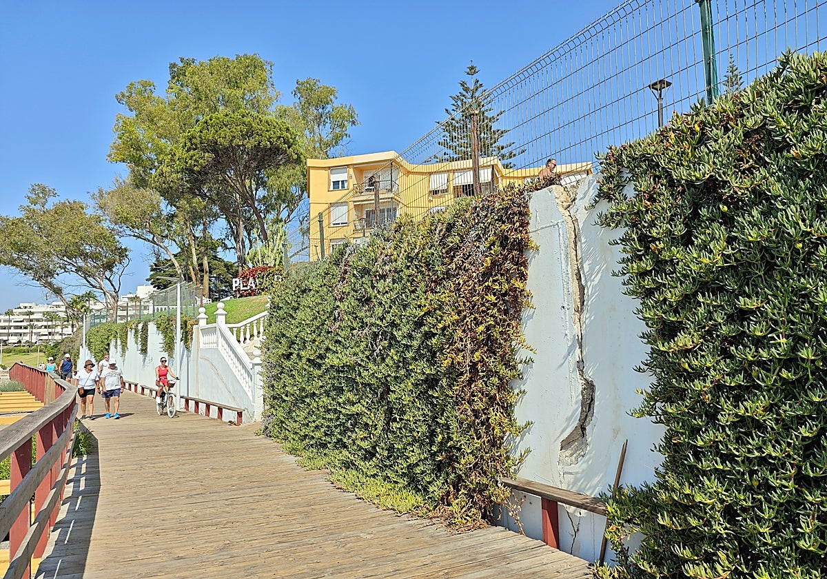 Tramo de senda litoral en Playa Bella.