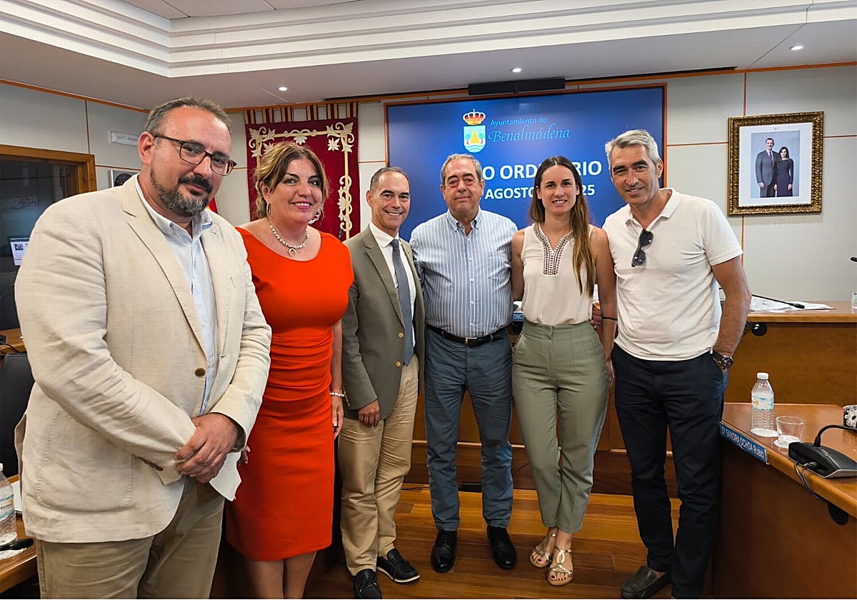 De izquierda a derecha, los concejales Joaquín Amann (Vox), Presi Aguilera (PP), el acalde, Juan Antonio Lara, con Sergio Silva, en el centro, y los ediles socialistas Sandra Ochoa y Víctor Navas.