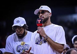 Duarte festeja con los Vaqueros el título conseguido.