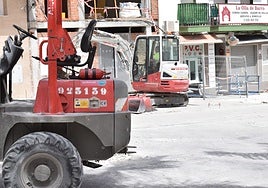 Maquinaria en las obras de la avenida de España, todavía en ejecución.