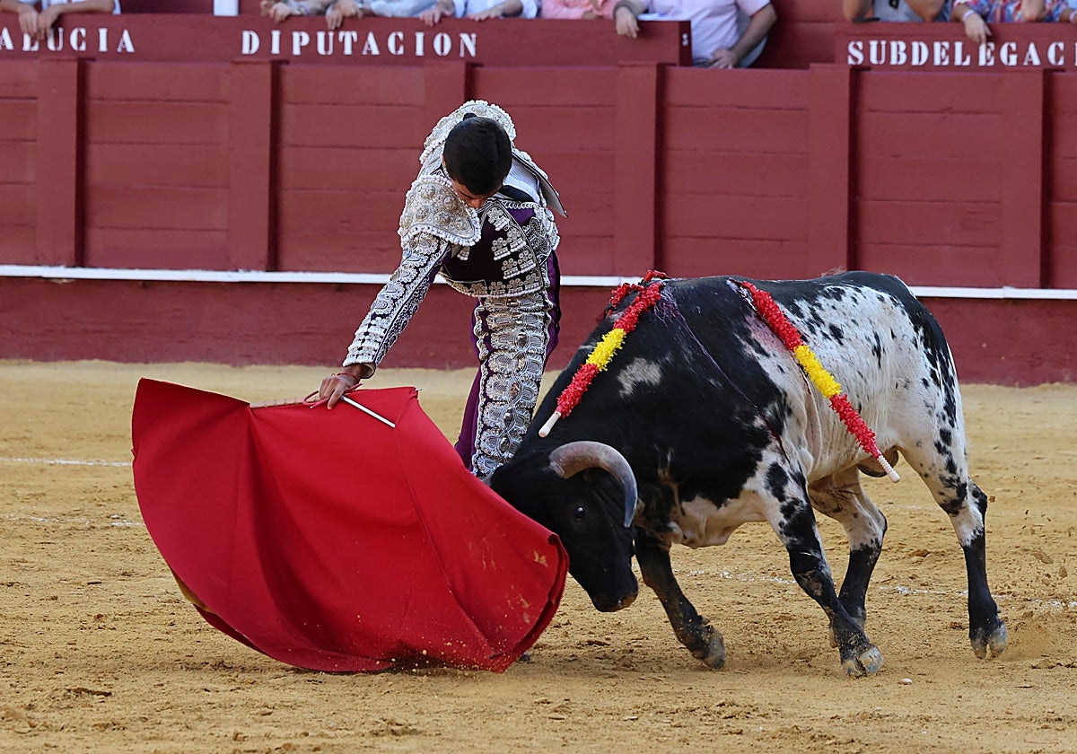 Vicente Sánchez, en el primero, instrumentando un derechazo.