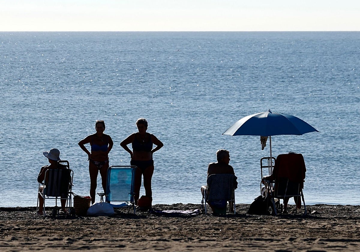 Un grupo de bañistas en la playa de La Malagueta a primera hora de la mañana.