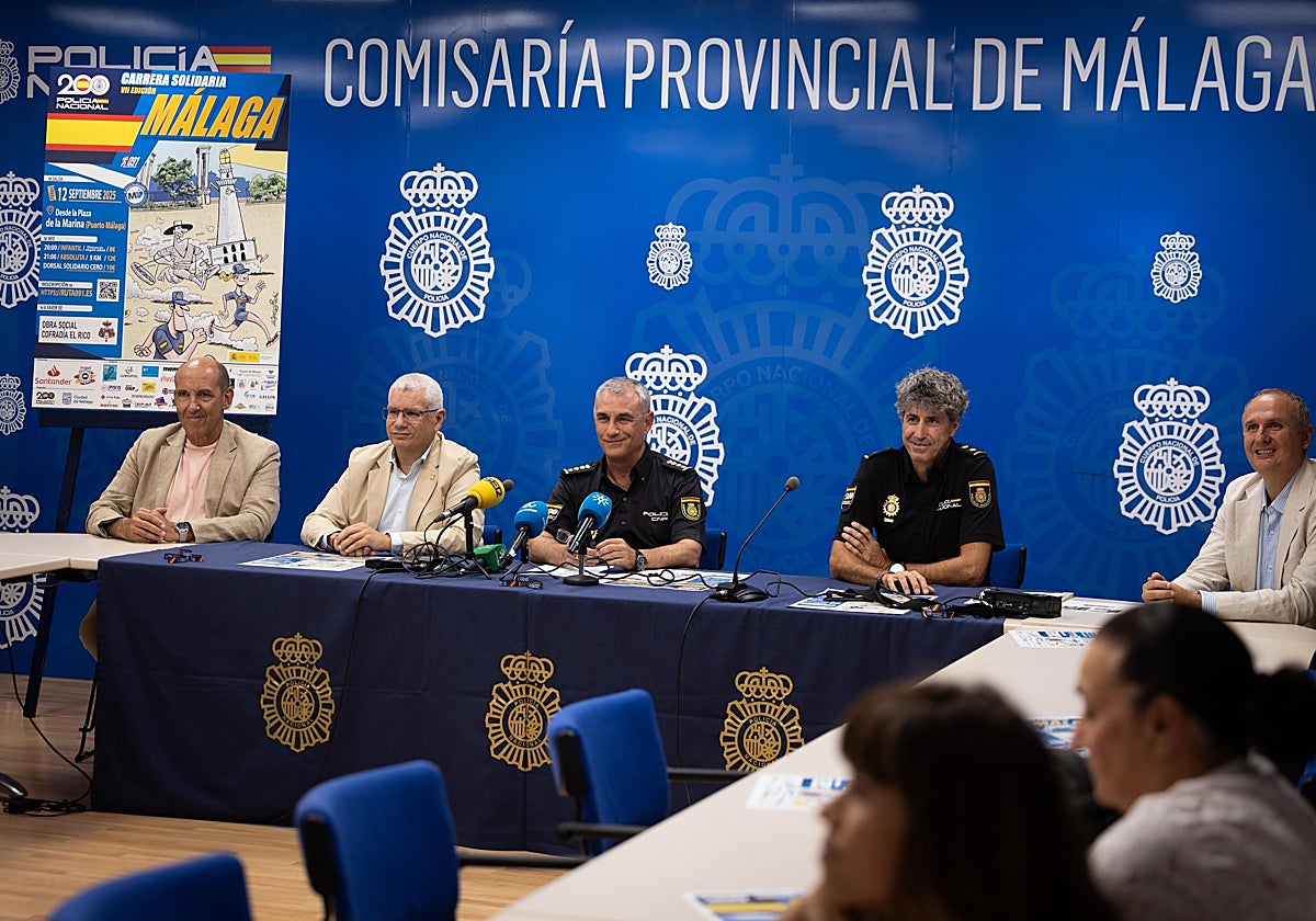 En el centro, el comisario principal, Roberto Rodríguez, acompañado en la presentación de la carrera por el inspector-jefe Sebastián Martínez; el hermano mayor del Rico, Ramón Varea; el asesor municipal Miguel Bandera; y Miguel Ángel de la Torre en representación del Banco Santander.
