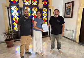 Los promotores del futuro parque temático de la naturaleza junto a la alcaldesa de Carratraca, Marian Fernández, en la firma de la licencia de obra.