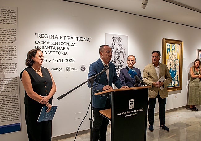 El catedrático Sánchez López, en el momento de la inauguración de la exposición.
