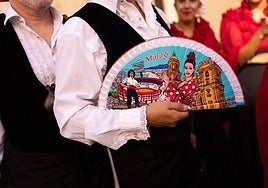 Varias cofradías malagueñas abren sus casas hermandad reconvertidas en casetas de feria.