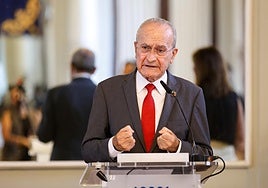 El alcalde de Málaga, Paco de la Torre, durante la rueda de prensa en el salón de los Espejos.