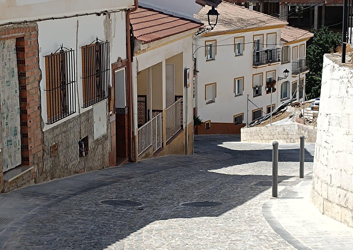 Imagen secundaria 1 - Once meses, dos danas y una borrasca después… las calles del centro de Almogía reabren al tráfico