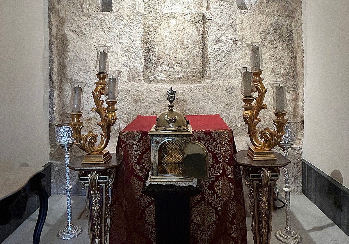 La pared original mozárabe de la ermita, con la hornacina y los arcos recuperados tras la restauración, donde antiguamente se situaba la Virgen de la Fuensanta.