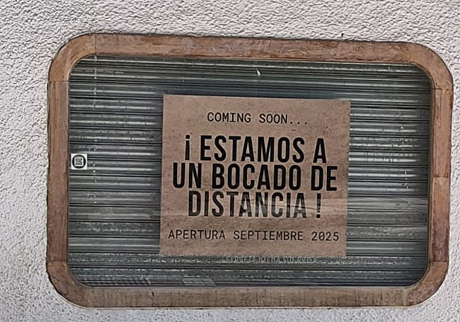 Cartel, en la fachada de Polifonía.