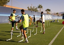Montero, en primer plano, junto a otros compañeros en un circuito de trabajo en el entrenamiento de ayer en el Anexo.