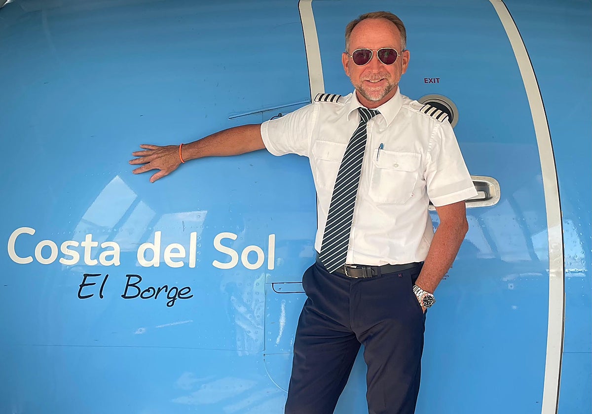 El piloto de avión Christian Heisler, junto al avión de la compañía aérea TUI para la que trabaja.