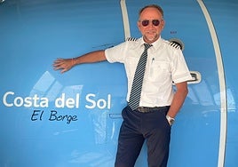 El piloto de avión Christian Heisler, junto al avión de la compañía aérea TUI para la que trabaja.
