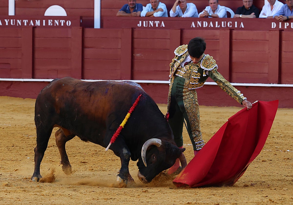 Natural de Méndez al novillo de su presentación en La Malagueta.